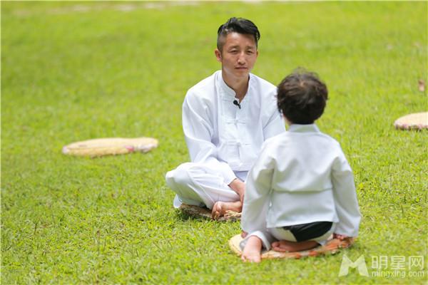 《爸爸去哪儿3》萌娃书院学礼仪跪老爸_图-22