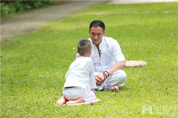 《爸爸去哪儿3》萌娃书院学礼仪跪老爸_图-1