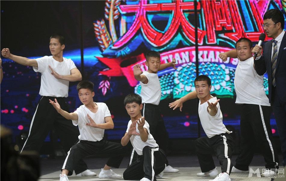 拳王邹市明武携林萌主胖轩踢馆《天天向上》_图-2