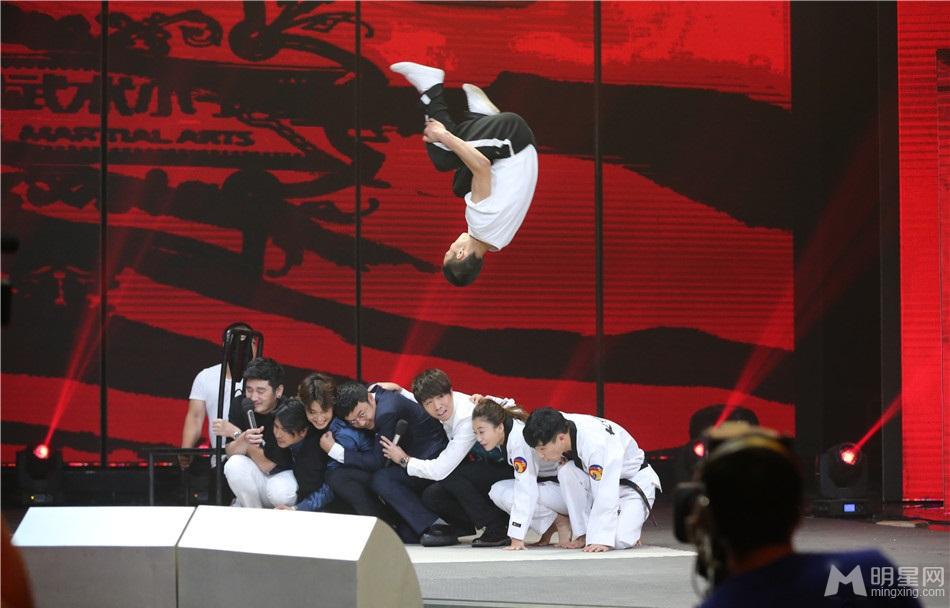 拳王邹市明武携林萌主胖轩踢馆《天天向上》_图-3