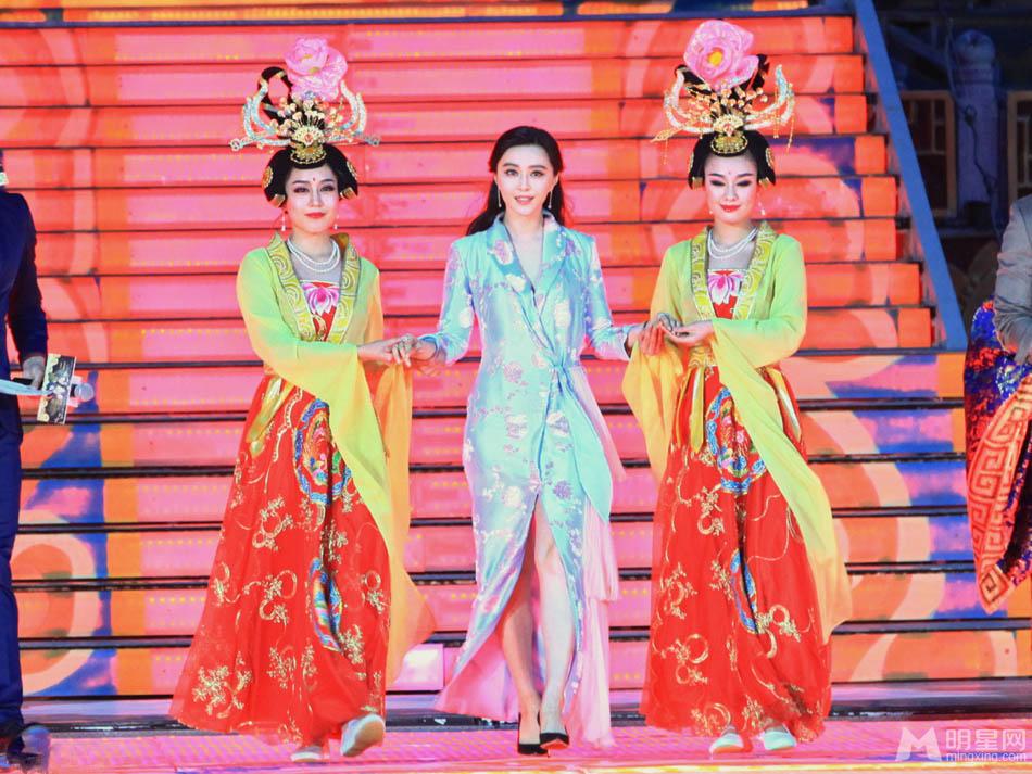 范冰冰现身《杨贵妃》首映礼获赠60万礼服_图-2