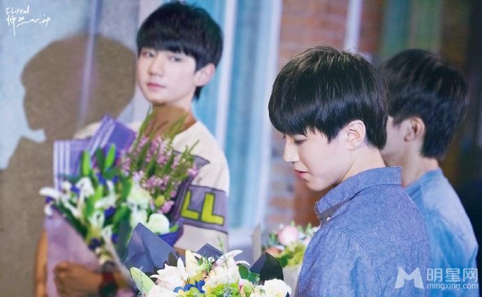 TFBOYS加盟《偶像来了》手捧鲜花见女神_图-22