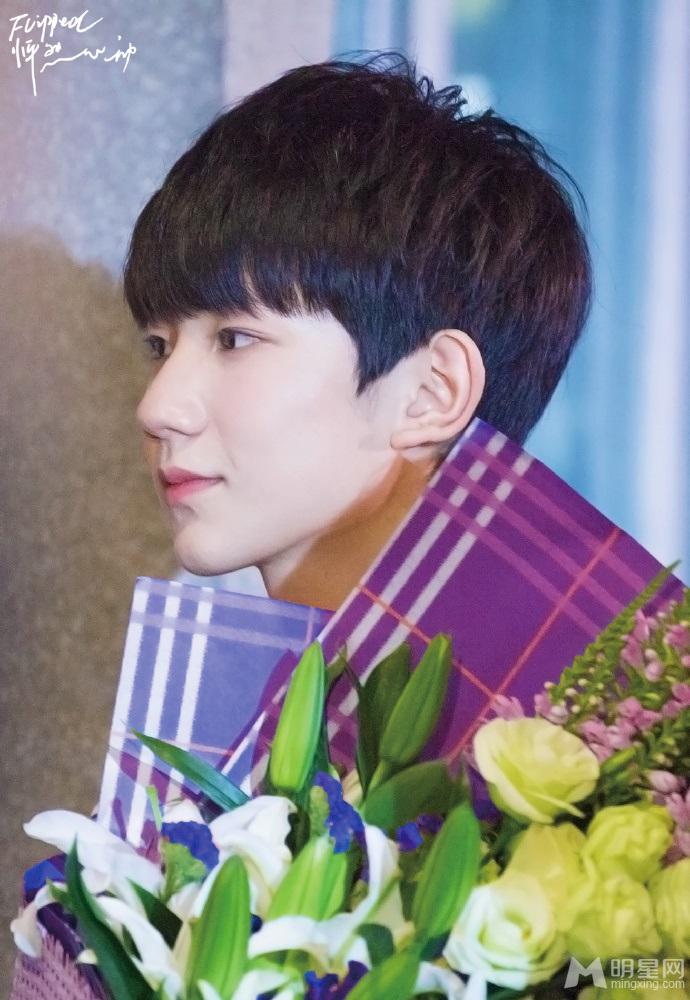 TFBOYS加盟《偶像来了》手捧鲜花见女神_图-12