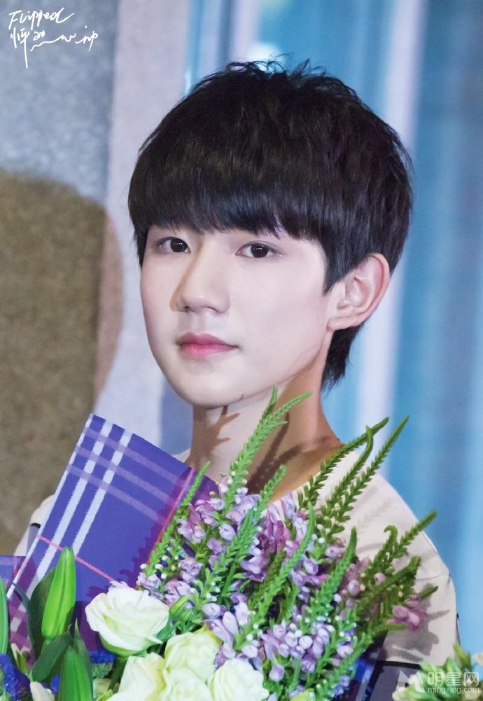 TFBOYS加盟《偶像来了》手捧鲜花见女神_图-1