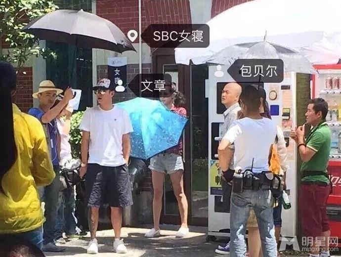 文章拍戏专人撑伞包贝尔戴假发求婚_图-1
