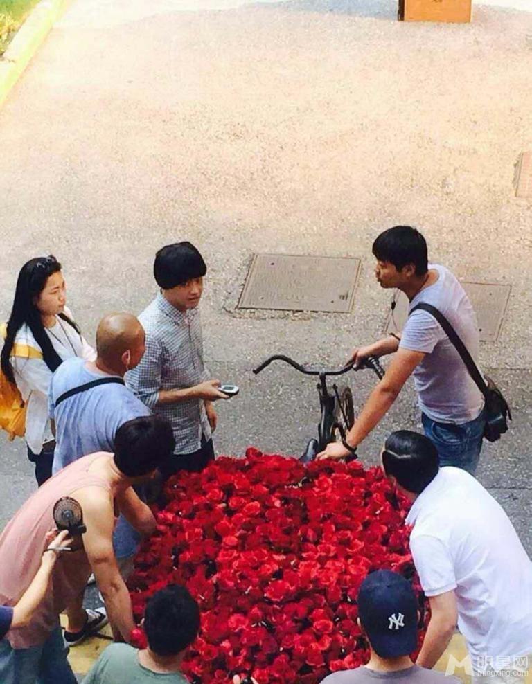 文章拍戏专人撑伞包贝尔戴假发求婚_图-4