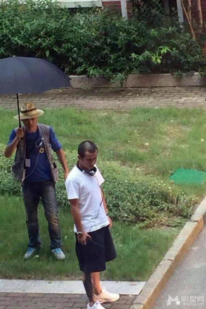 文章拍戏专人撑伞包贝尔戴假发求婚_图-2