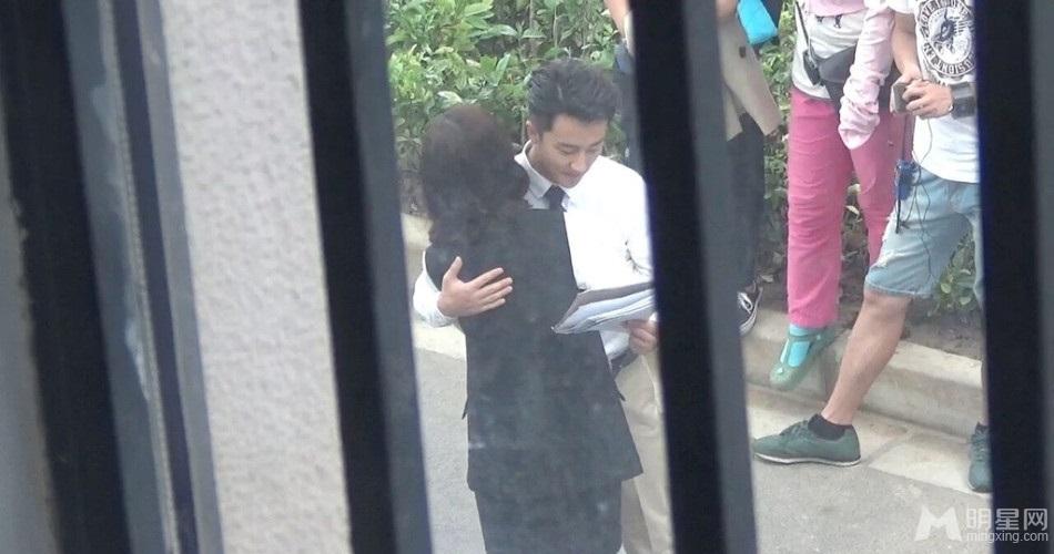 《翻译官》拍摄现场杨幂对镜补妆穿ol装有范_图-2