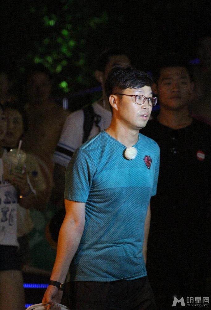 王迅出轨后现身节目现场一脸严肃_图-1