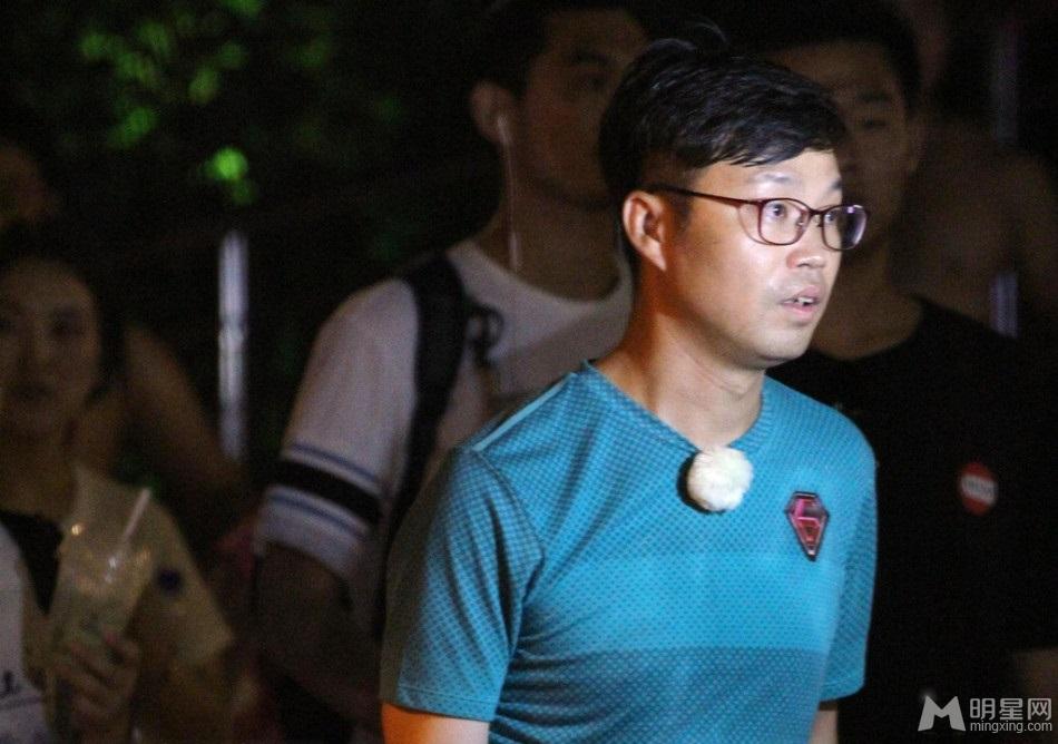 王迅出轨后现身节目现场一脸严肃_图-3
