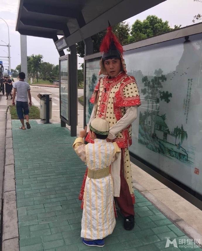 爸爸3穿越变清宫剧胡军女儿反串轩轩穿龙袍_图-4