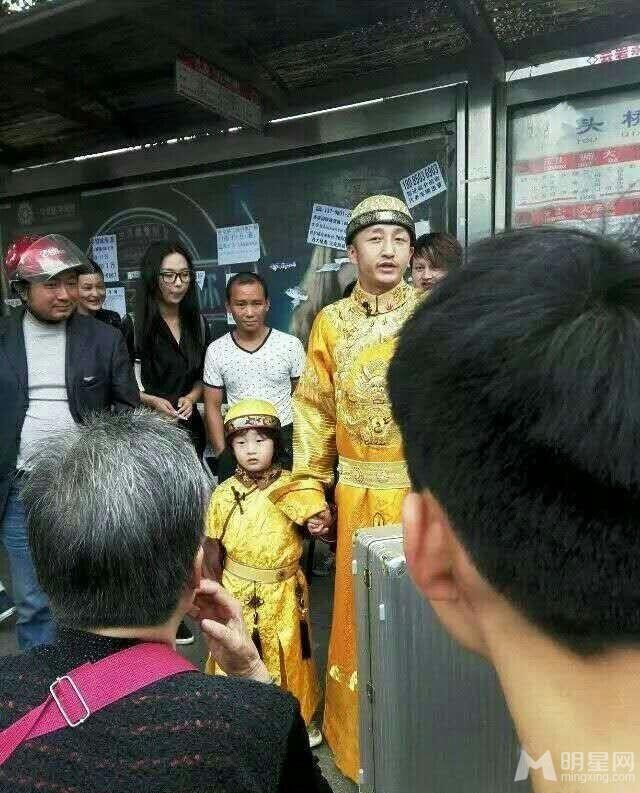 爸爸3穿越变清宫剧胡军女儿反串轩轩穿龙袍_图-20