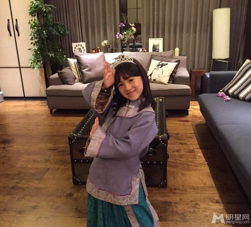 爸爸3穿越变清宫剧胡军女儿反串轩轩穿龙袍_图-21