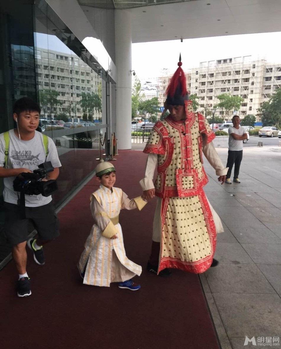 爸爸3穿越变清宫剧胡军女儿反串轩轩穿龙袍_图-3