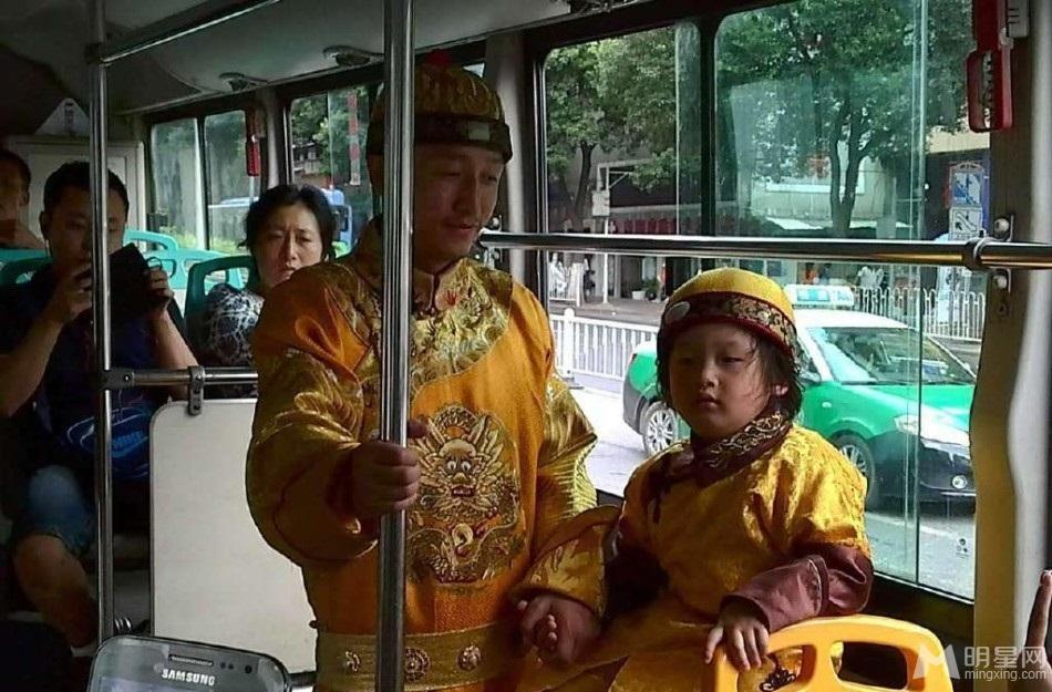 爸爸3穿越变清宫剧胡军女儿反串轩轩穿龙袍_图-17