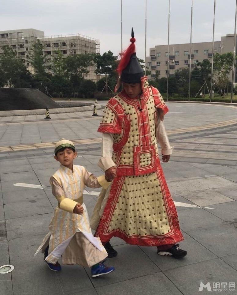 爸爸3穿越变清宫剧胡军女儿反串轩轩穿龙袍_图-1