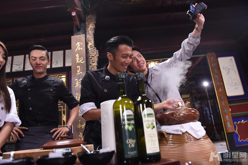 李云迪做客《十二道锋味》获赞反差萌_图-2