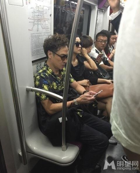 吴镇宇陈楚生挤北京地铁早高峰轻松入座_图-9
