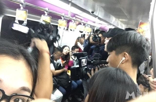 吴镇宇陈楚生挤北京地铁早高峰轻松入座_图-5