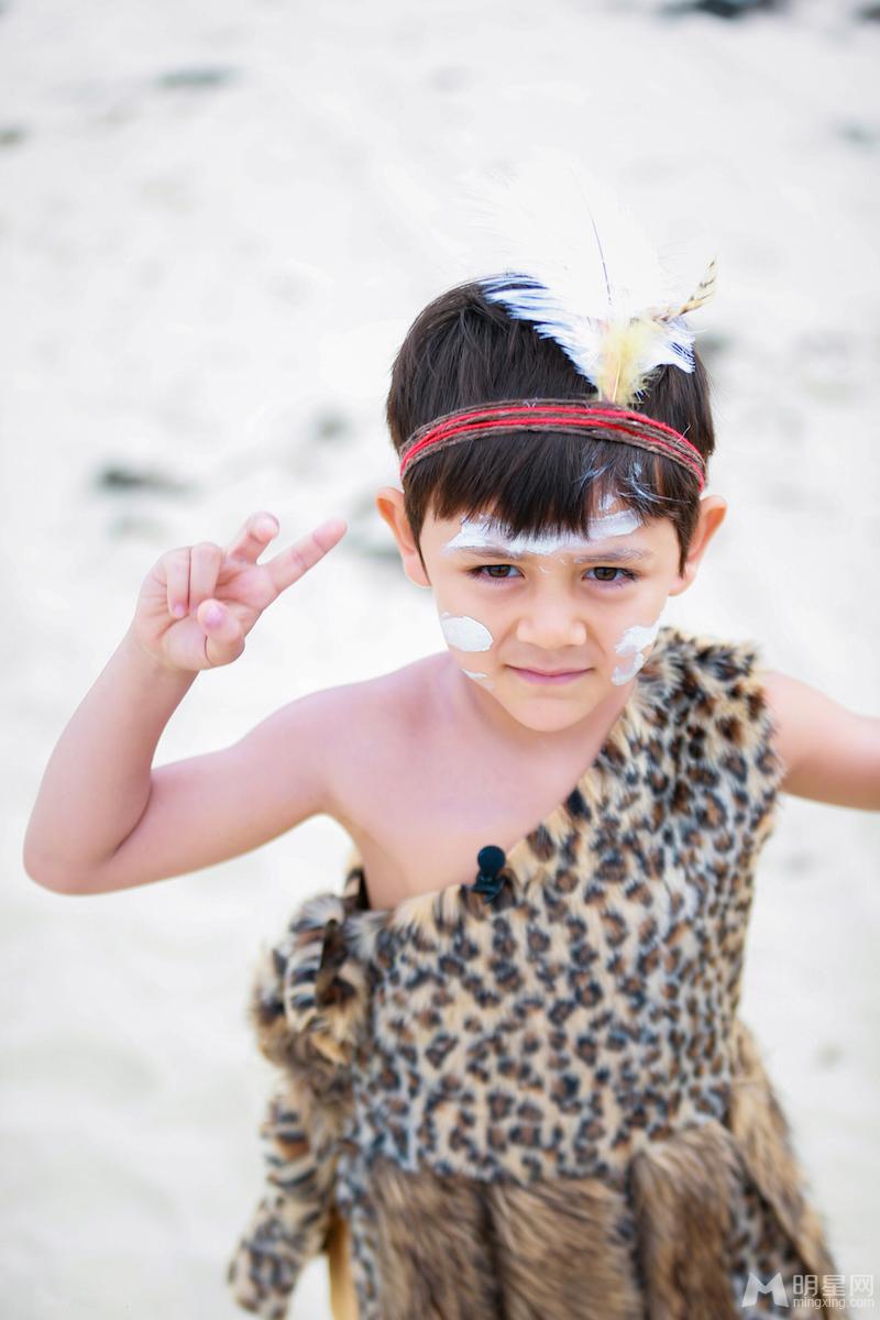 爸爸3曝诺一原始人写真秒变帅气小野人_图-1