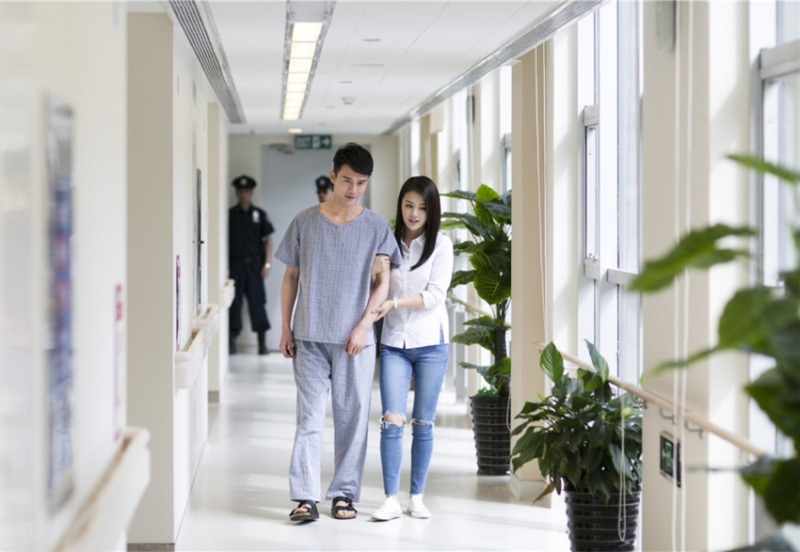 《他来了请闭眼》最新剧照王凯自虐观众心疼_图-6