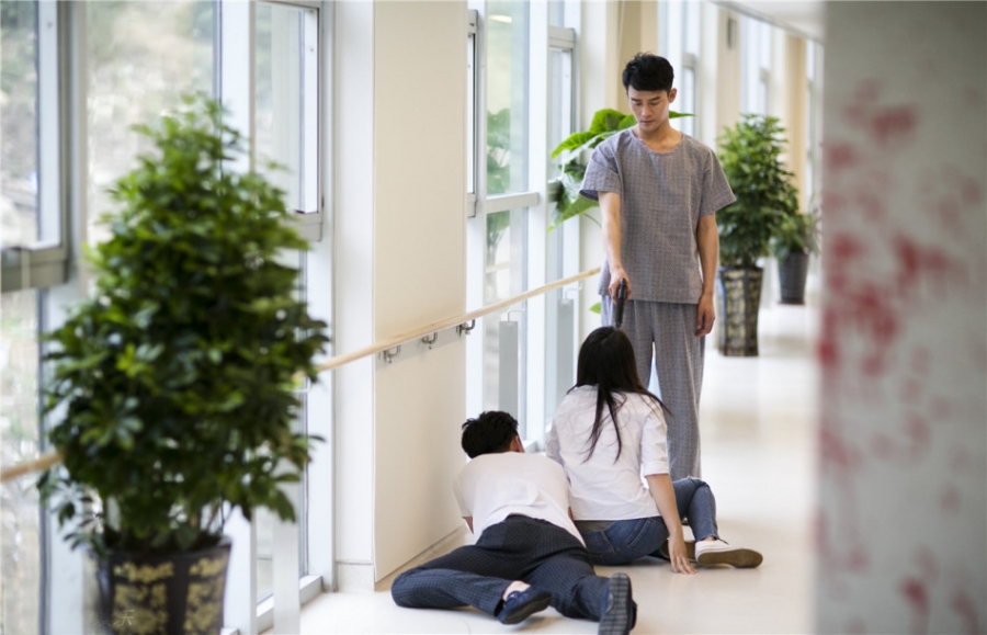 《他来了请闭眼》最新剧照王凯自虐观众心疼_图-4