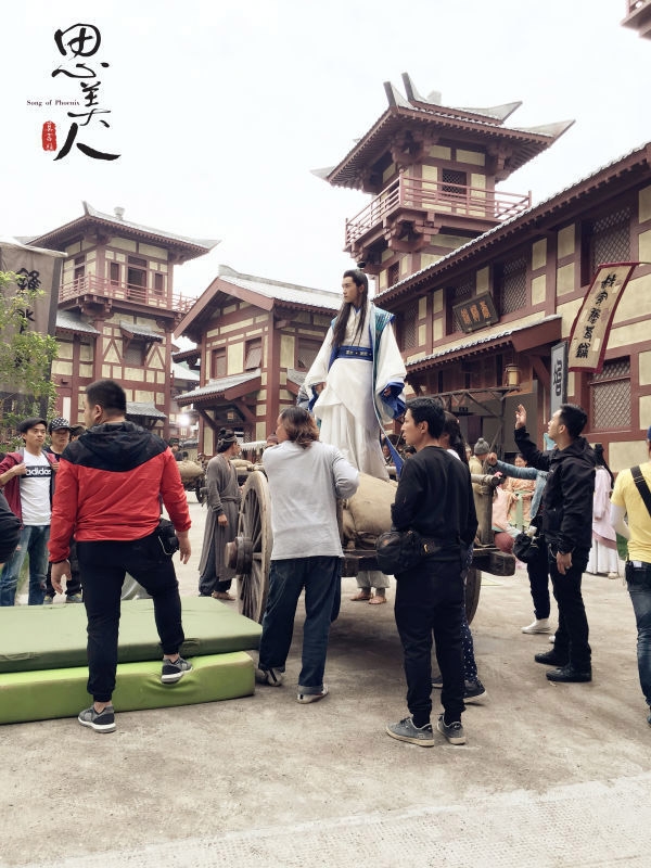 《思美人》曝片场照易烊千玺专注听戏_图-5