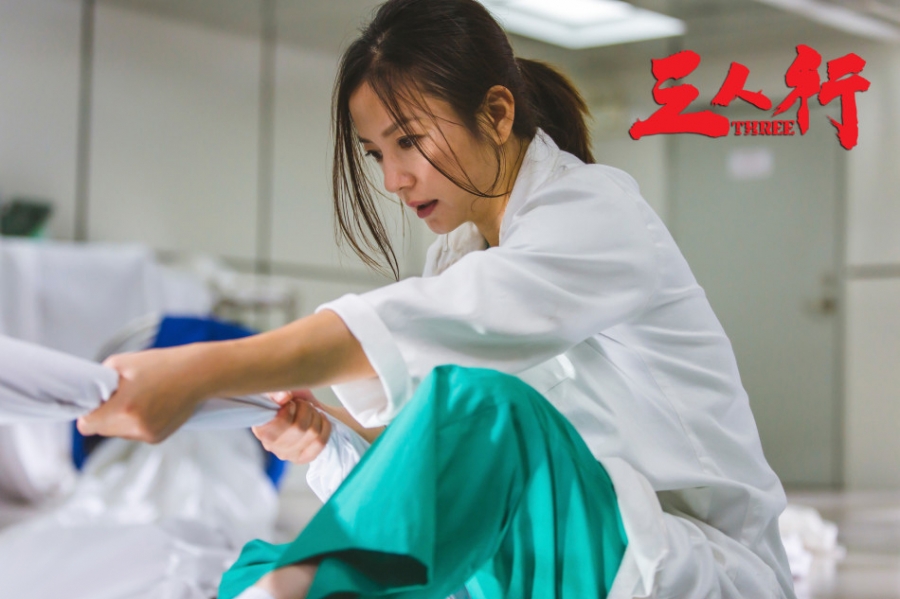 《三人行》发布新剧照赵薇霸气现身病房_图-2