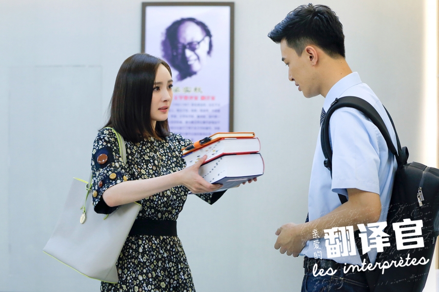 《翻译官》曝全员版海报众人干练登场_图-11