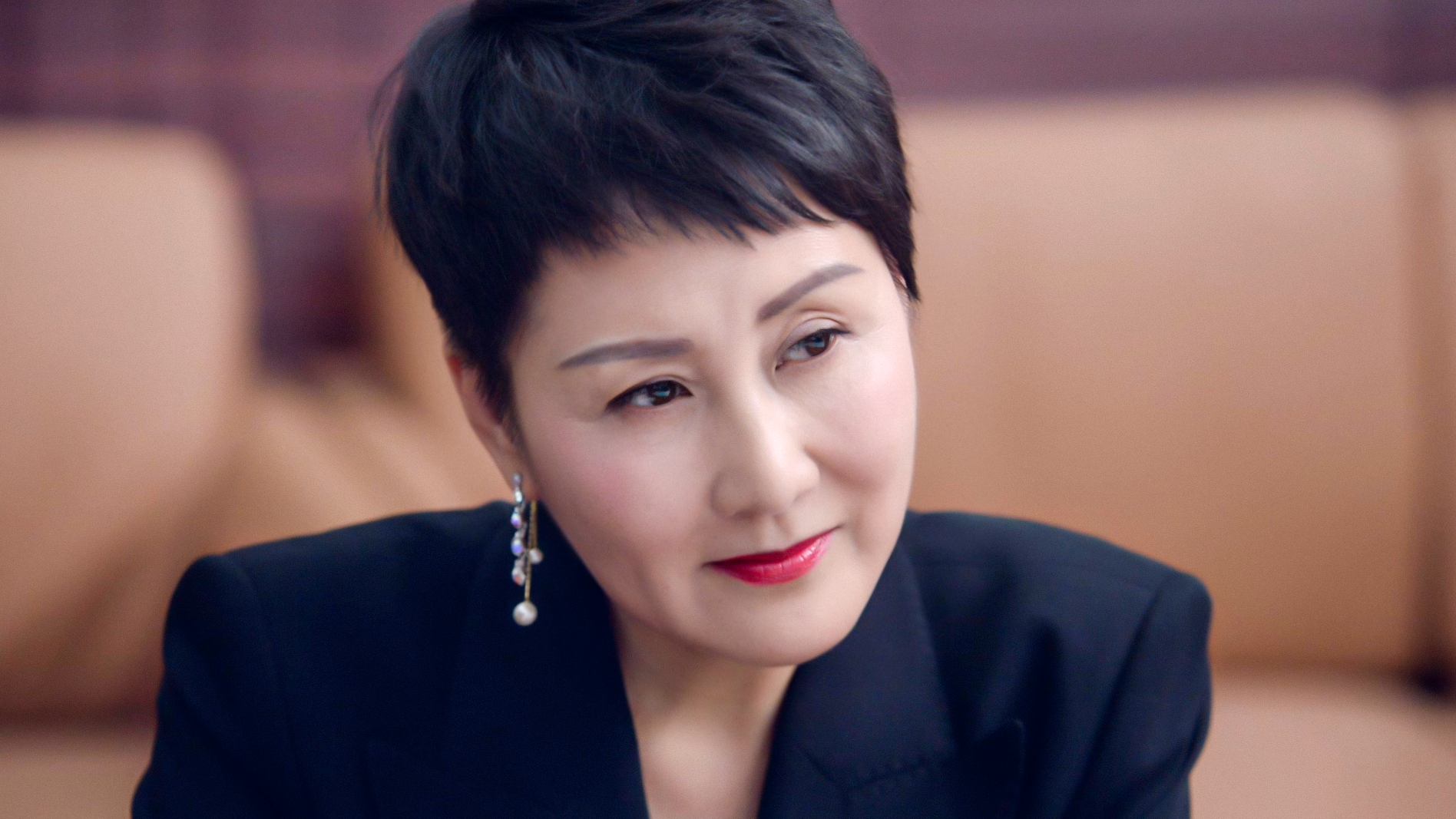 张凯丽《完美关系》剧照霸气女总裁气场强大_图-1
