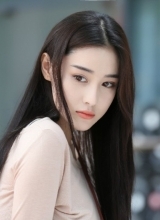 奋囧曝光张馨予剧照长发飘飘显清纯
