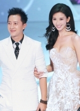 林志玲现身女神的新衣现场挽韩庚秀身材