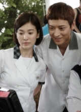 我的忐忑人生片场照宋慧乔依偎导演
