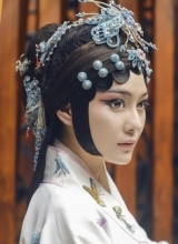 张馨予古典装扮亮相精致妆容获赞