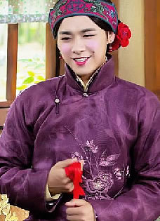 活色生香曝光李易峰奇葩剧照化身媒婆形象尽...