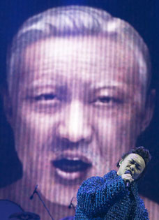 陈奕迅新舞台买亿万保险长沙惊悚老年妆开唱