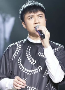 《天天向上》古巨基高清舞台照演绎最萌主持人