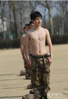 《真正男子汉》曝光半裸男子汉剧照杜海涛大肚出镜