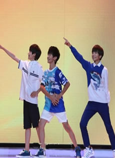 TFBOYS《年代秀》现场照片