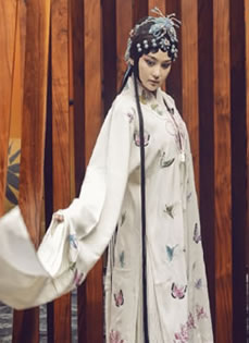 张馨予上演《牡丹亭》演绎凄美爱情