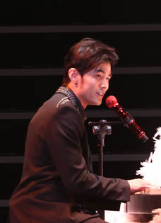 周杰伦2013邓丽君纪念演唱会现场图片