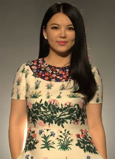 李湘现身《星动亚洲》穿花草裙扮嫩