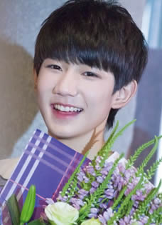 TFBOYS加盟《偶像来了》手捧鲜花见女神