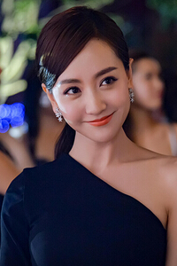 杨蓉《美人为馅》剧照饰演警花白锦曦