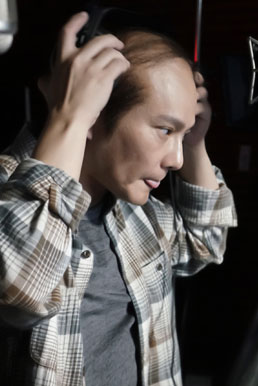 张信哲《跳舞吧！大象》剧照变身秃头DJ
